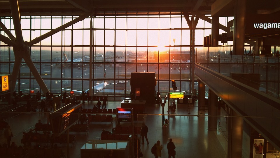 Why travel to Heathrow during peak hours is difficult