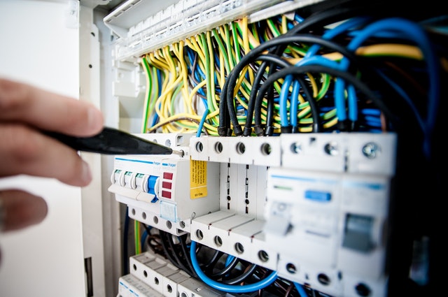 5 Reasons for Hiring an Electrician for Your Home