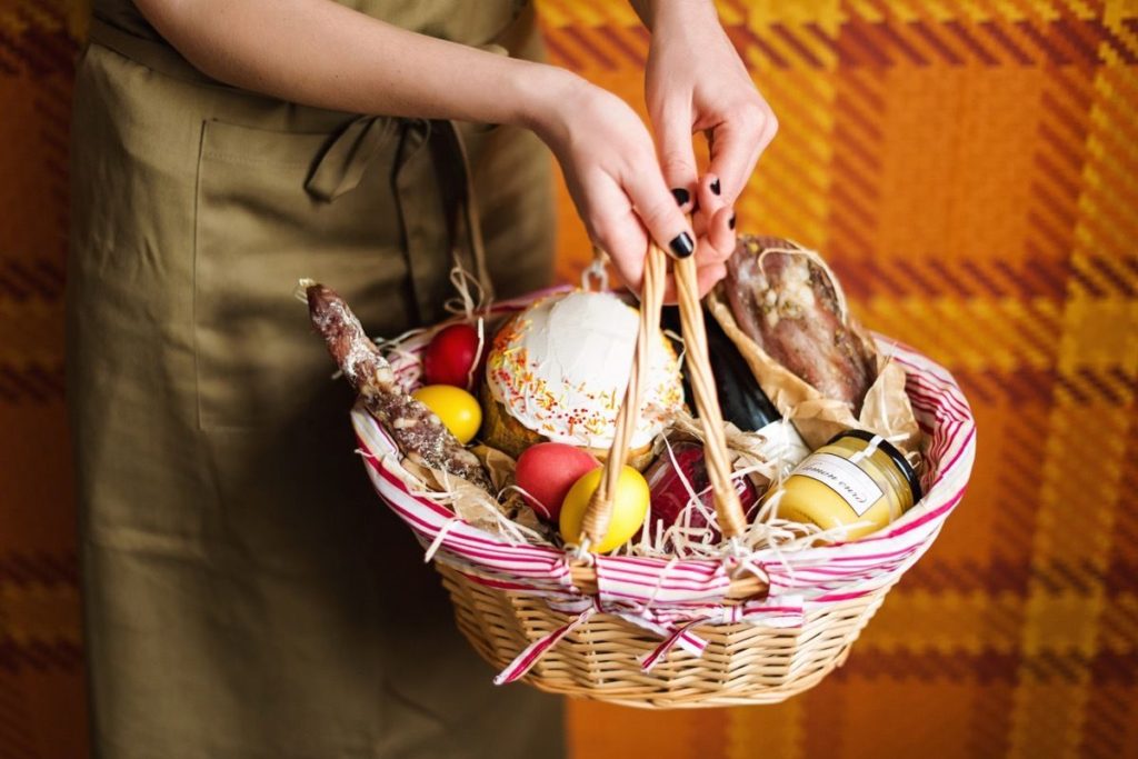 Top 3 ideas what to put in a gift basket